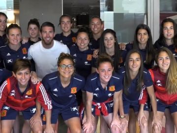La selección femenina posa junto a Sergio Ramos La selección femenina posa junto a Sergio Ramos