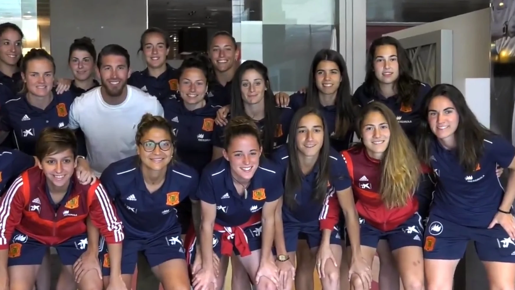 La selección femenina posa junto a Sergio Ramos