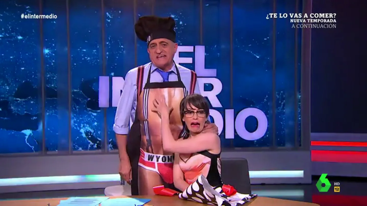 El equipo de El Intermedio le hace a Wyoming un atrevido regalo por su cumpleaños: "¡Te va a dejar un tipín!" El equipo de El Intermedio le hace a Wyoming un atrevido regalo por su cumpleaños: "¡Te va a dejar un tipín!"