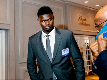 Zion Williamson, en el evento del sorteo de elección del Draft Zion Williamson, en el evento del sorteo de elección del Draft