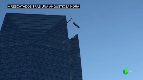 Impresionante rescate de dos trabajadores atrapados en un andamio fuera de control a 260 metros de altura Impresionante rescate de dos trabajadores atrapados en un andamio fuera de control a 260 metros de altura
