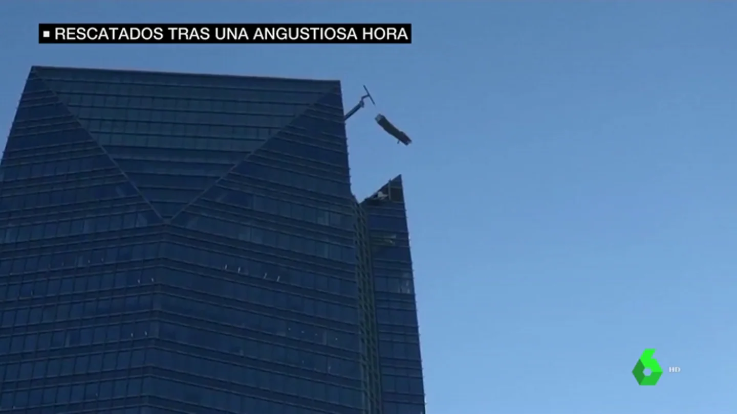Impresionante rescate de dos trabajadores atrapados en un andamio fuera de control a 260 metros de altura Impresionante rescate de dos trabajadores atrapados en un andamio fuera de control a 260 metros de altura