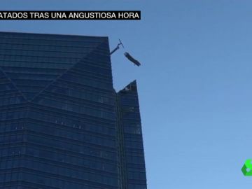 Impresionante rescate de dos trabajadores atrapados en un andamio fuera de control a 260 metros de altura Impresionante rescate de dos trabajadores atrapados en un andamio fuera de control a 260 metros de altura
