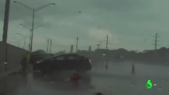 El vídeo en el que un policía esquiva, por poco, un violento atropello en una autopista de Florida El vídeo en el que un policía esquiva, por poco, un violento atropello en una autopista de Florida