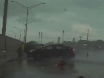 El vídeo en el que un policía esquiva, por poco, un violento atropello en una autopista de Florida El vídeo en el que un policía esquiva, por poco, un violento atropello en una autopista de Florida