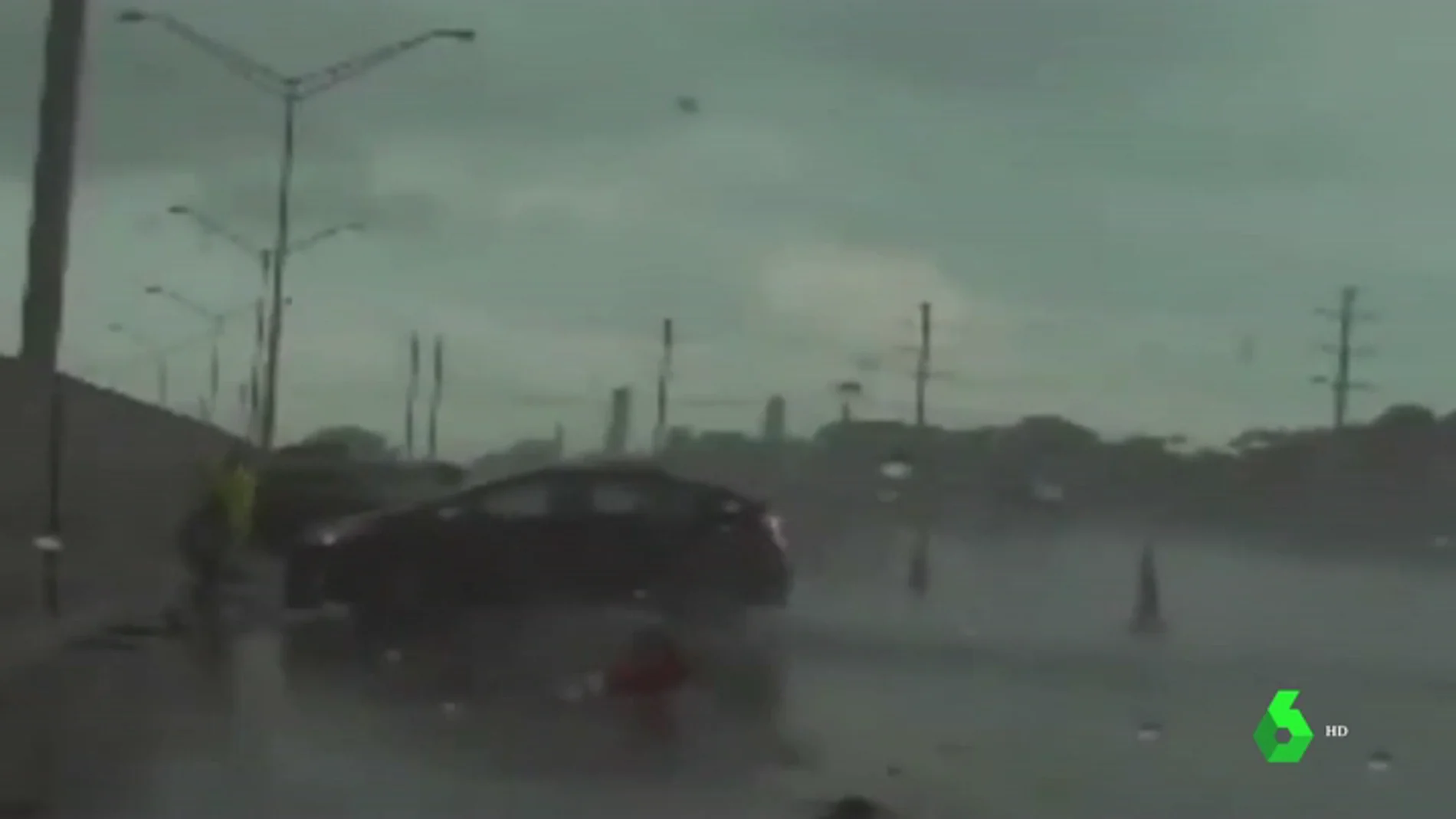 El vídeo en el que un policía esquiva, por poco, un violento atropello en una autopista de Florida