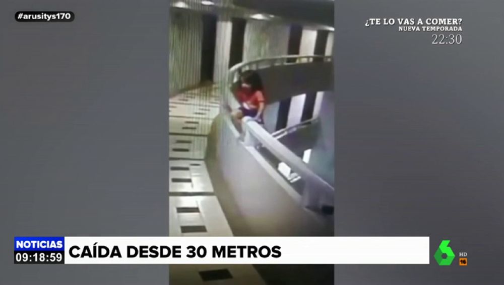 Niña se avienta del undécimo piso de un hotel Niña se avienta del undécimo piso de un hotel