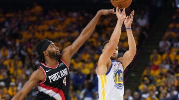 Stephen Curry, en acción ante los Blazers