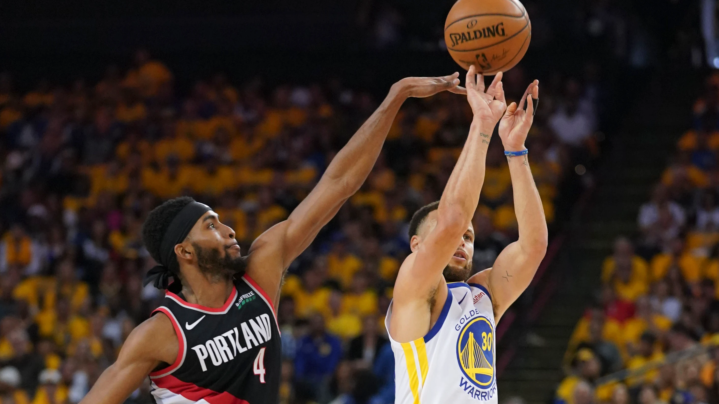 Stephen Curry, en acción ante los Blazers