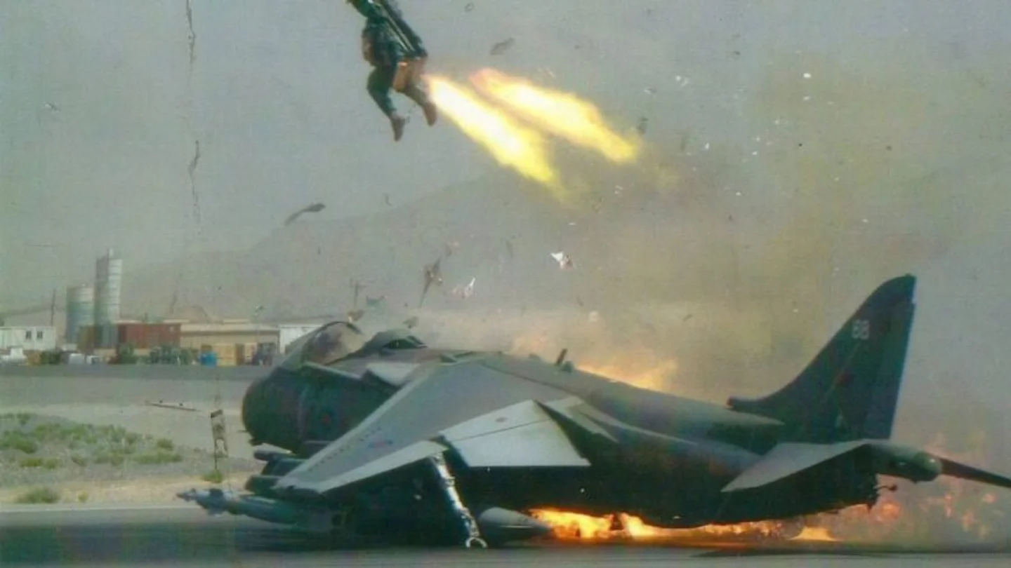 Momento en el que el piloto se eyecta del avión Momento en el que el piloto se eyecta del avión