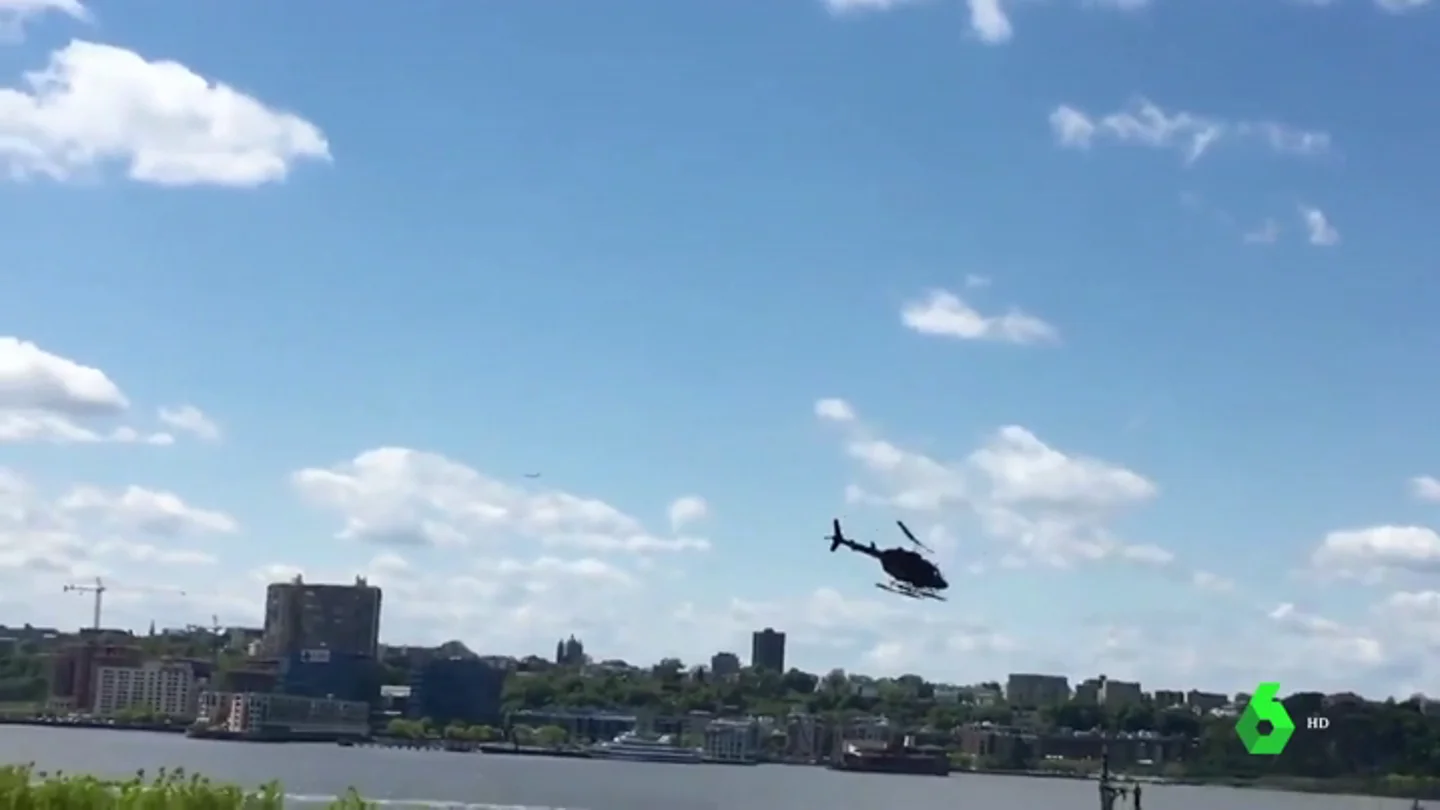 Un helicóptero se estrella en el río Hudson tras perder el control después de despegar Un helicóptero se estrella en el río Hudson tras perder el control después de despegar