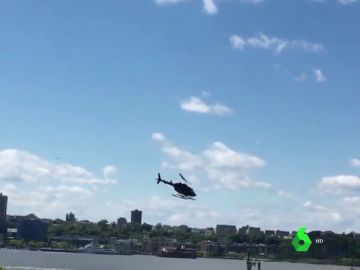 Un helicóptero se estrella en el río Hudson tras perder el control después de despegar Un helicóptero se estrella en el río Hudson tras perder el control después de despegar