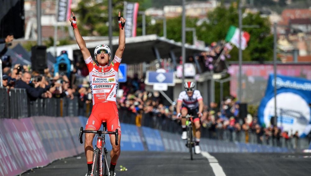 El ciclista Fausto Masnada celebra su victoria de etapa