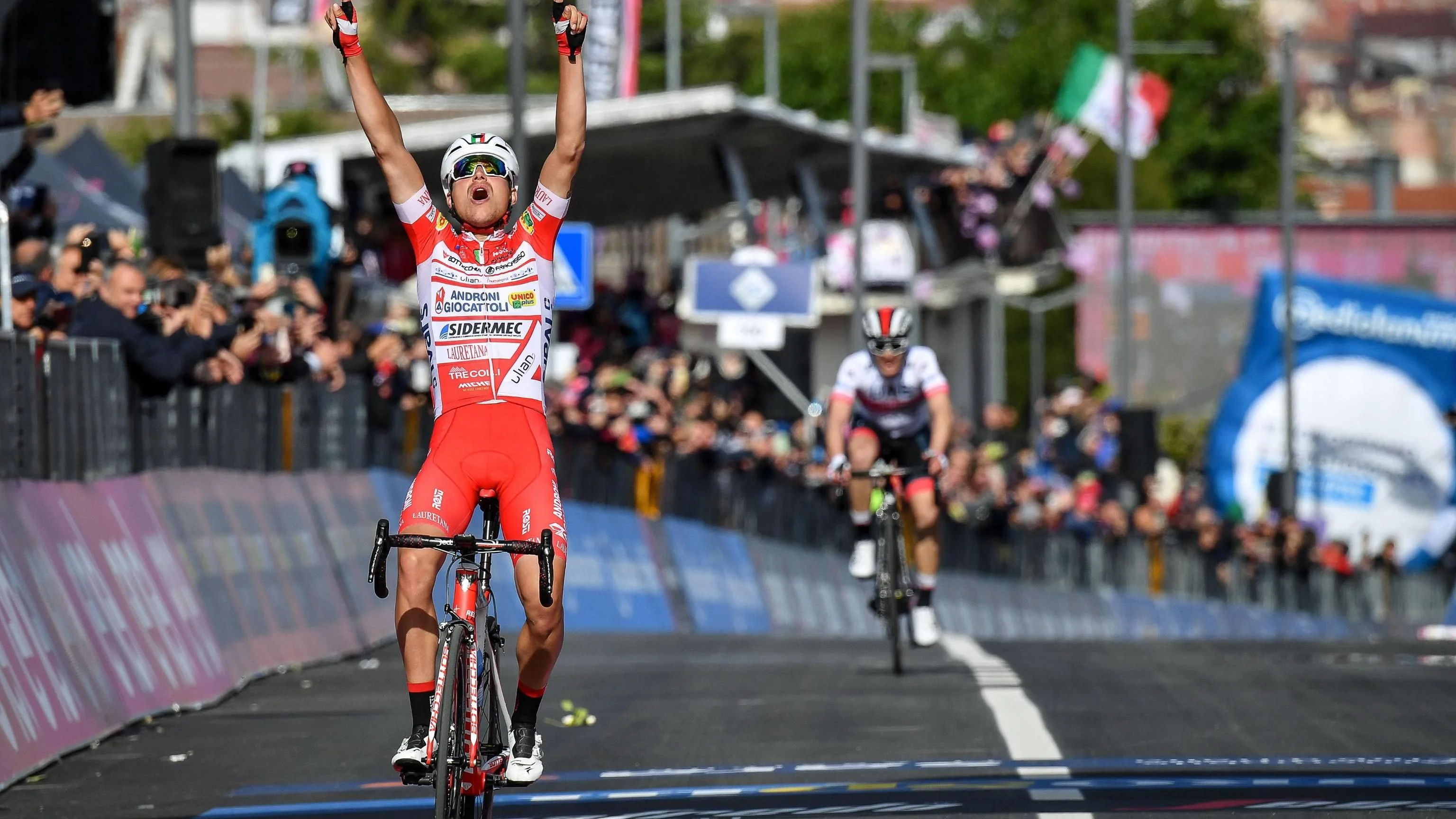 El ciclista Fausto Masnada celebra su victoria de etapa El ciclista Fausto Masnada celebra su victoria de etapa