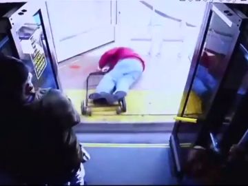 El anciano, en el suelo tras la agresión El anciano, en el suelo tras la agresión