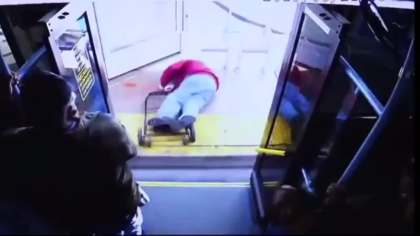 El anciano, en el suelo tras la agresión El anciano, en el suelo tras la agresión