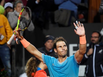 Rafa Nadal saluda al público tras ganar el partido Rafa Nadal saluda al público tras ganar el partido