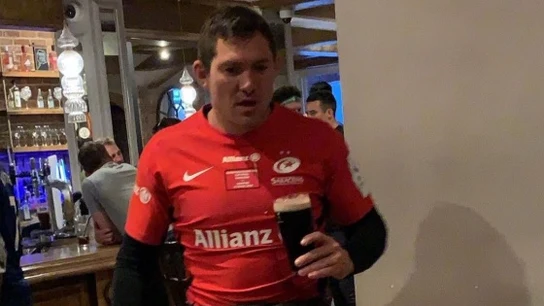 Alex Goode, vestido de corto y con una cerveza en la mano Alex Goode, vestido de corto y con una cerveza en la mano