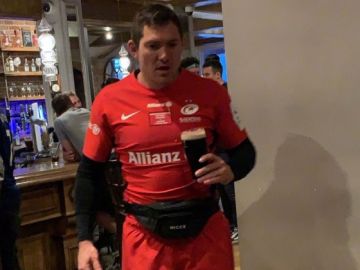 Alex Goode, vestido de corto y con una cerveza en la mano Alex Goode, vestido de corto y con una cerveza en la mano