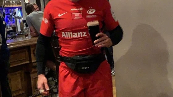 Alex Goode, vestido de corto y con una cerveza en la mano