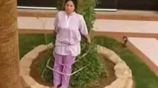 Una familia saudí ata a su empleada del hogar a un árbol como "castigo" Una familia saudí ata a su empleada del hogar a un árbol como "castigo"