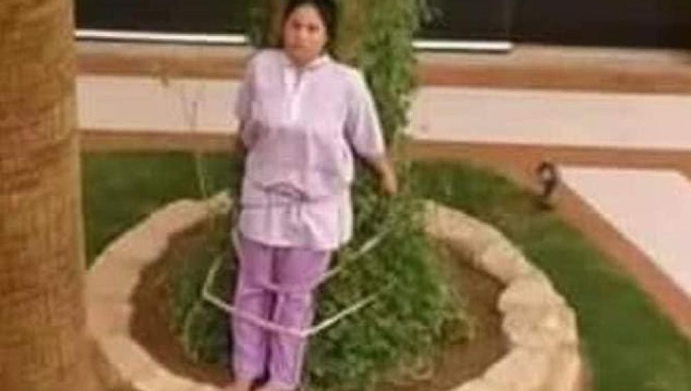 Una familia saudí ata a su empleada del hogar a un árbol como "castigo"