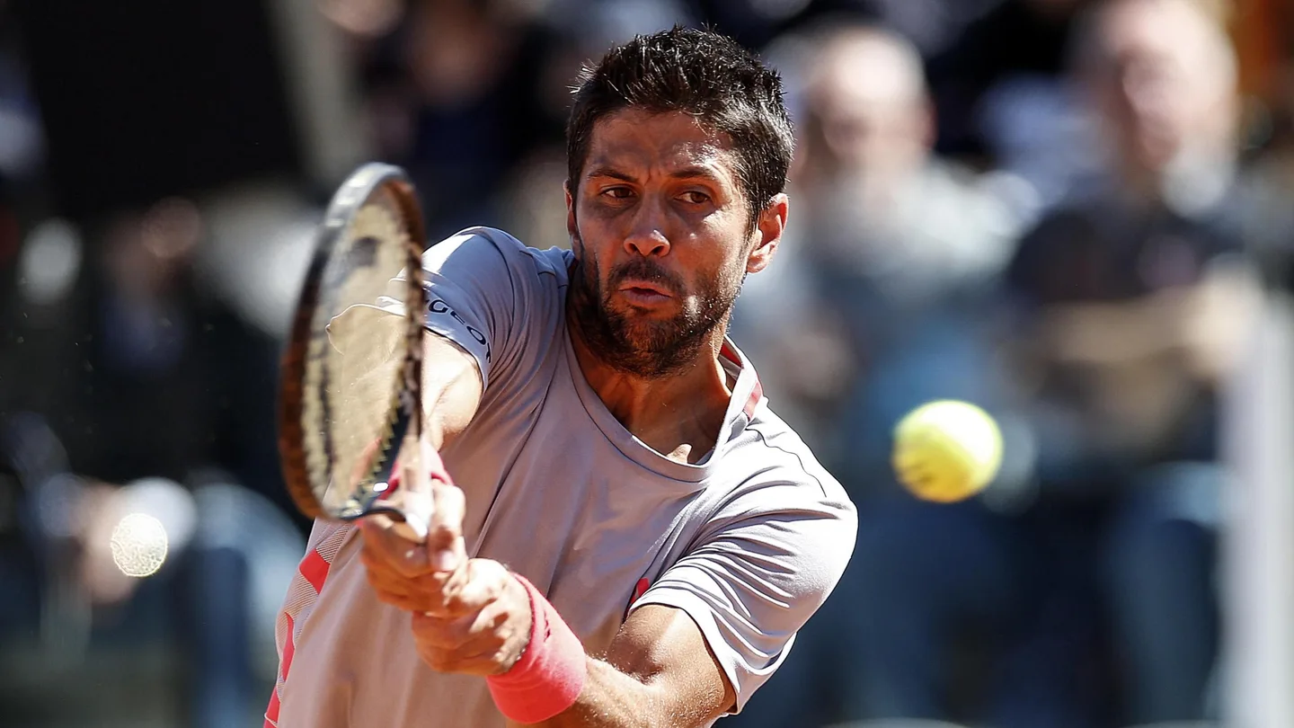 Fernando Verdasco devuelve una bola durante el partido Fernando Verdasco devuelve una bola durante el partido