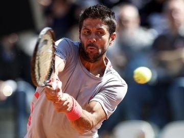 Fernando Verdasco devuelve una bola durante el partido Fernando Verdasco devuelve una bola durante el partido