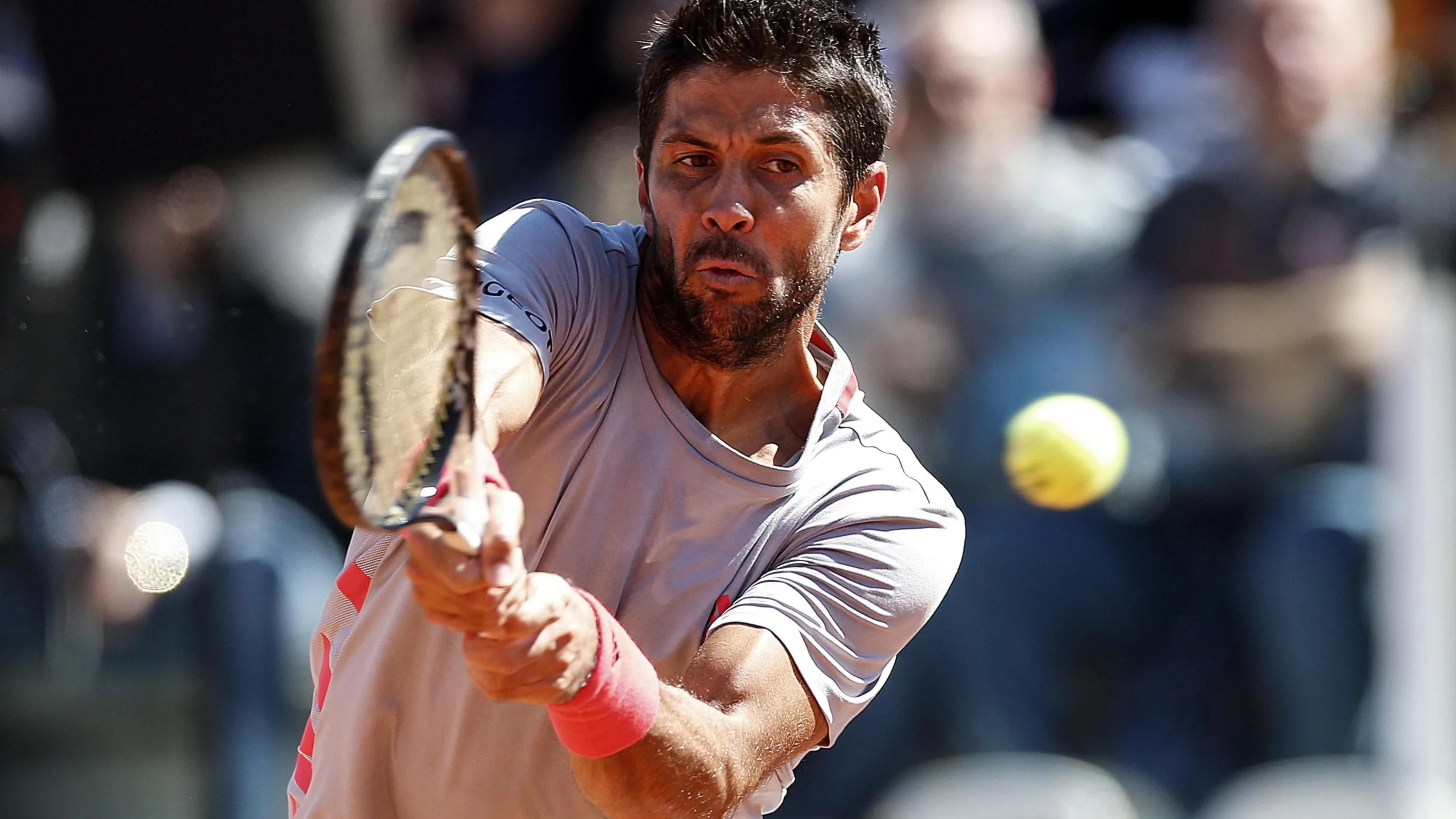 Fernando Verdasco devuelve una bola durante el partido