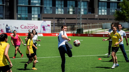El presidente de Ciudadanos Albert Rivera, juega al fútbol con las integrantes del Madrid Club de Fútbol Femenino El presidente de Ciudadanos Albert Rivera, juega al fútbol con las integrantes del Madrid Club de Fútbol Femenino