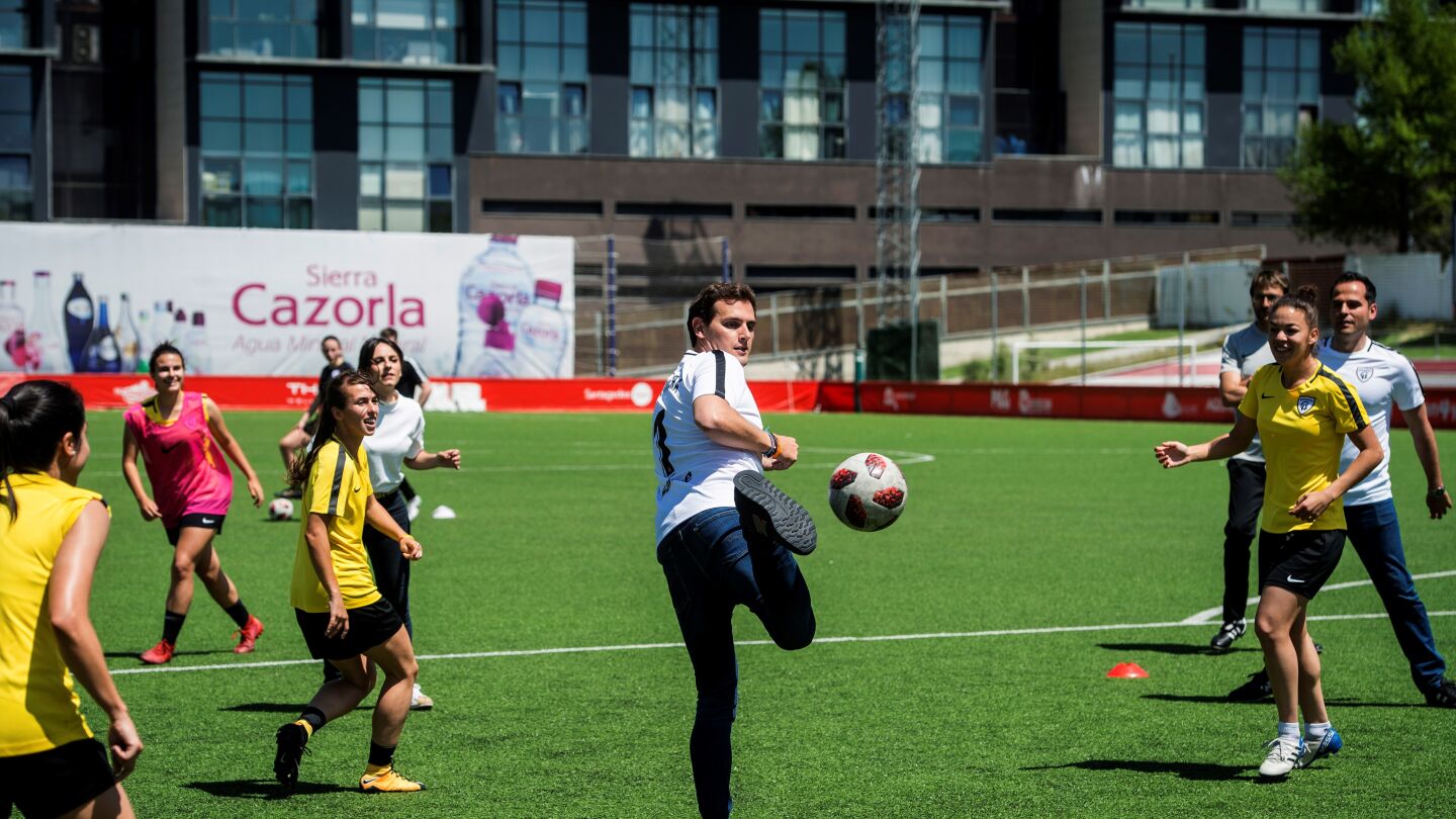 El presidente de Ciudadanos Albert Rivera, juega al f&uacute;tbol con las integrantes del Madrid Club de F&uacute;tbol Femenino