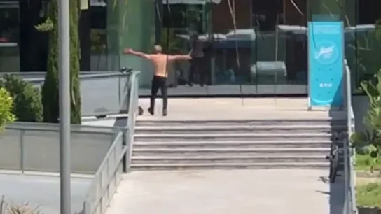 Un hombre apuñala a otro cinco veces con un gran cuchillo en un gimnasio de Málaga Un hombre apuñala a otro cinco veces con un gran cuchillo en un gimnasio de Málaga