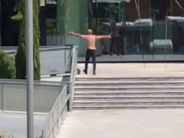 Un hombre apuñala a otro cinco veces con un gran cuchillo en un gimnasio de Málaga Un hombre apuñala a otro cinco veces con un gran cuchillo en un gimnasio de Málaga