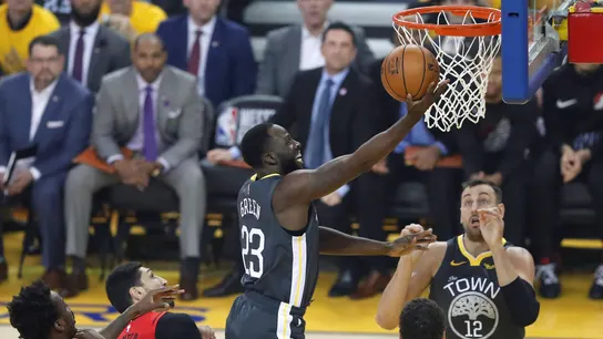 Draymond Green anota ante la defensa de los Blazers Draymond Green anota ante la defensa de los Blazers
