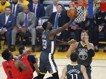 Draymond Green anota ante la defensa de los Blazers Draymond Green anota ante la defensa de los Blazers