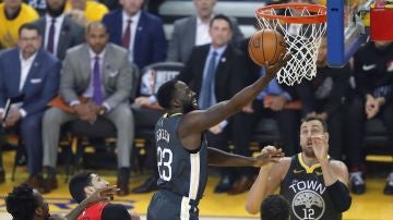 Draymond Green anota ante la defensa de los Blazers