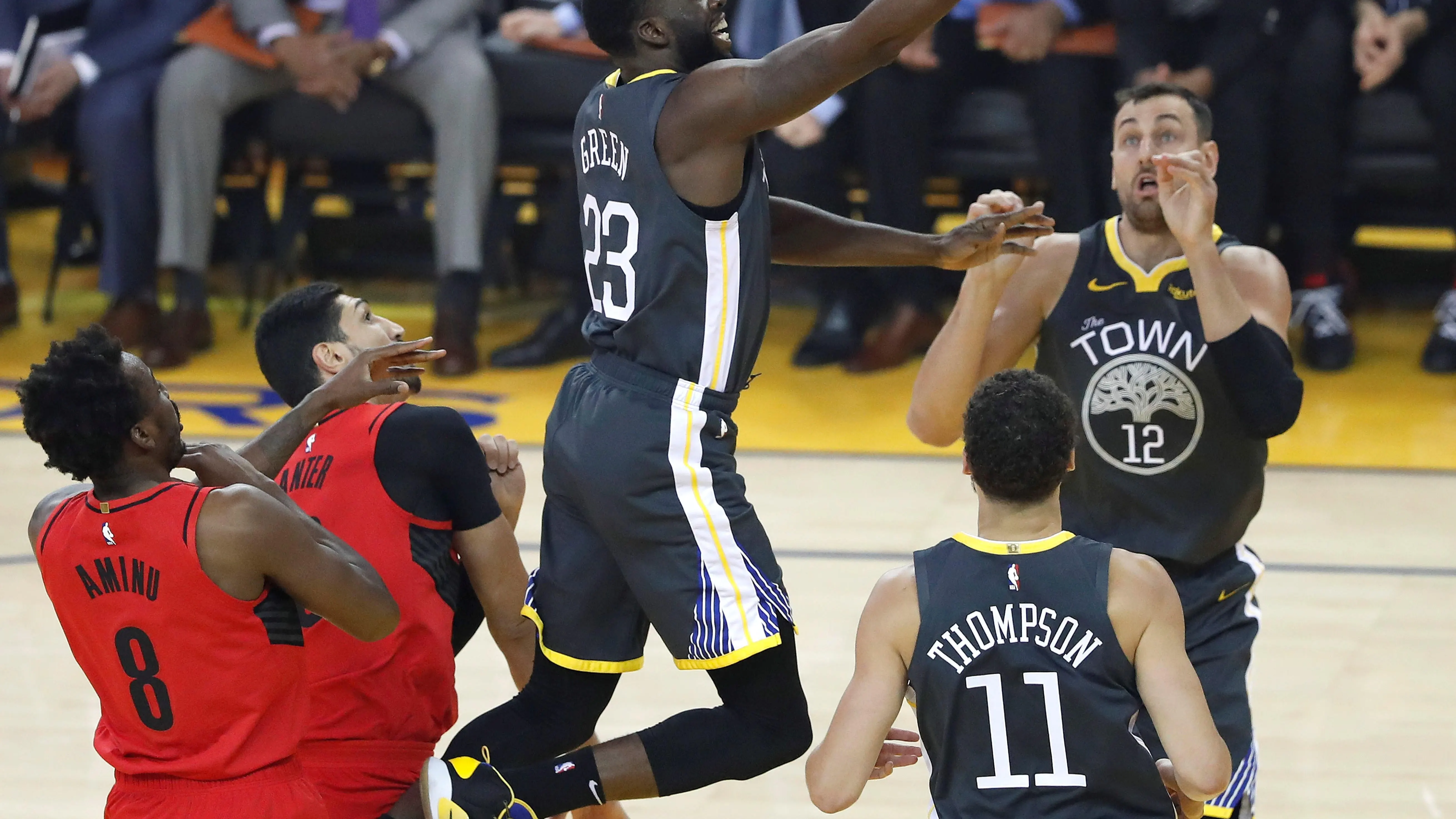 Draymond Green anota ante la defensa de los Blazers