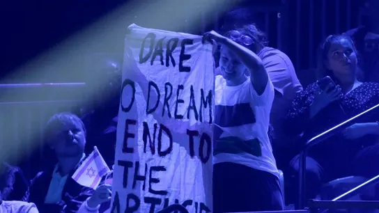 Activistas europeos visten una camiseta con la bandera palestina en protesta contra Israel Activistas europeos visten una camiseta con la bandera palestina en protesta contra Israel