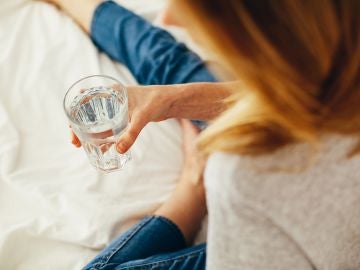 Prácticas sencillas como beber agua ayudan al organismo a eliminar sustancias nocivas 