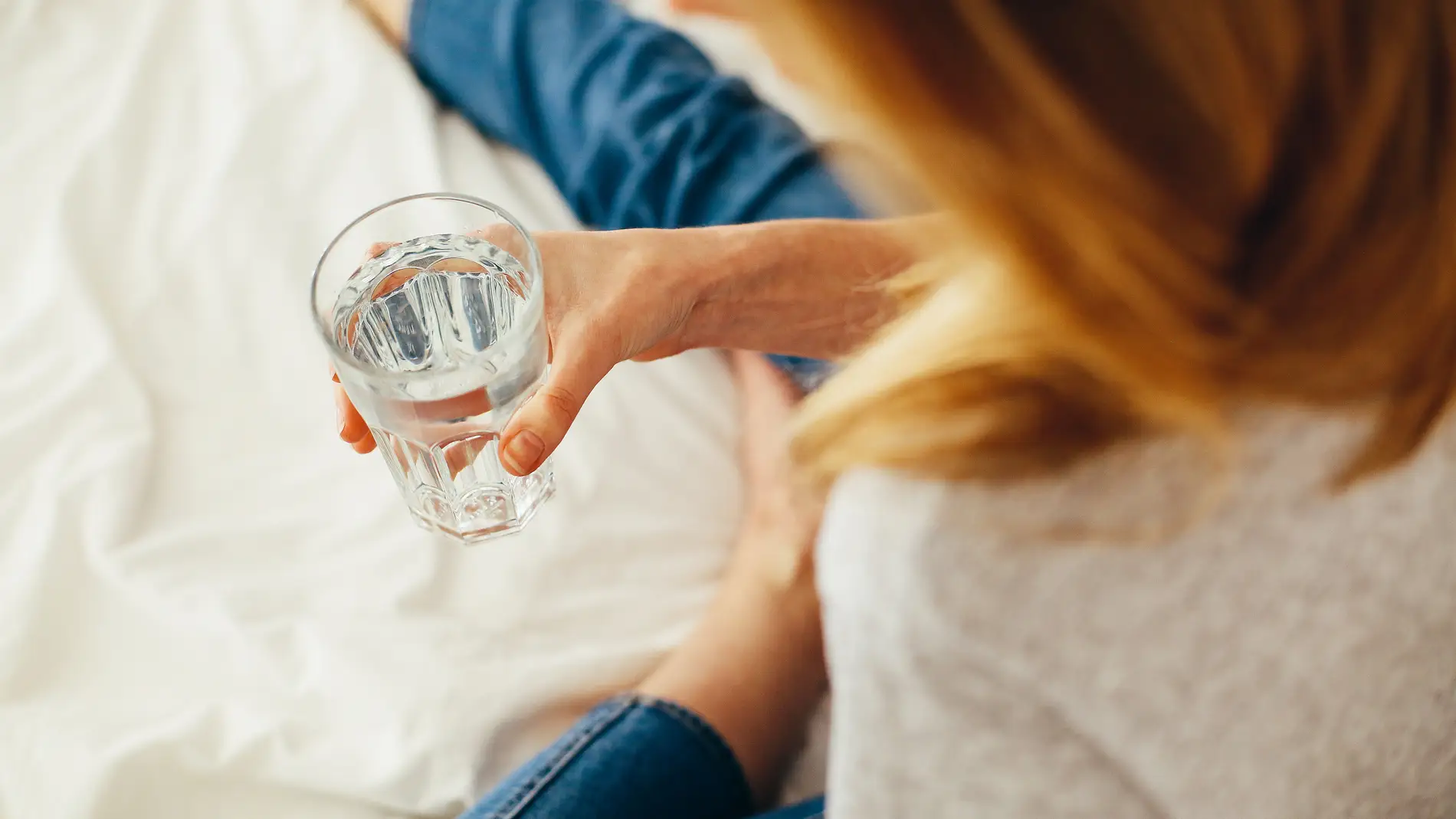 Prácticas sencillas como beber agua ayudan al organismo a eliminar sustancias nocivas 