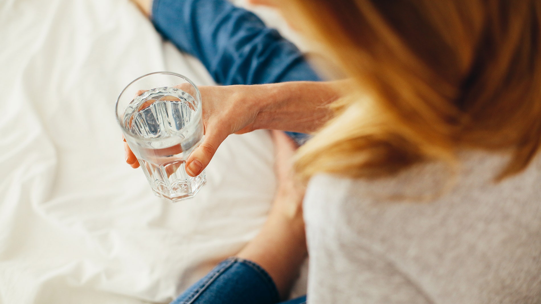 Prácticas sencillas como beber agua ayudan al organismo a eliminar sustancias nocivas