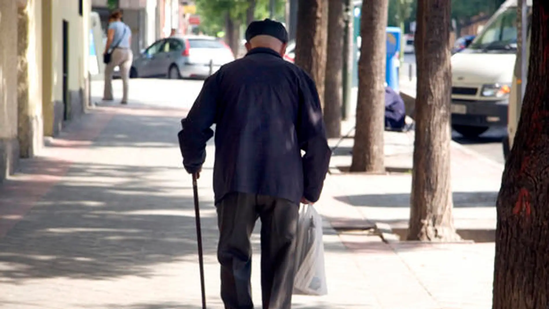 Anciano andando por la calle
