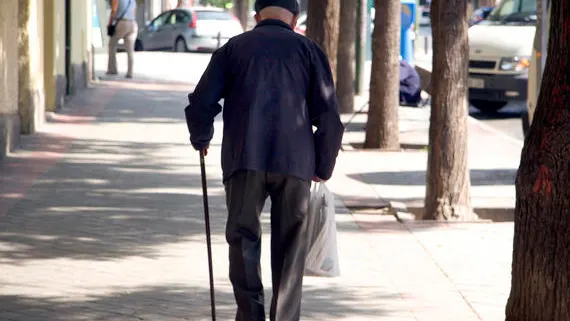 anciano andando por la calle