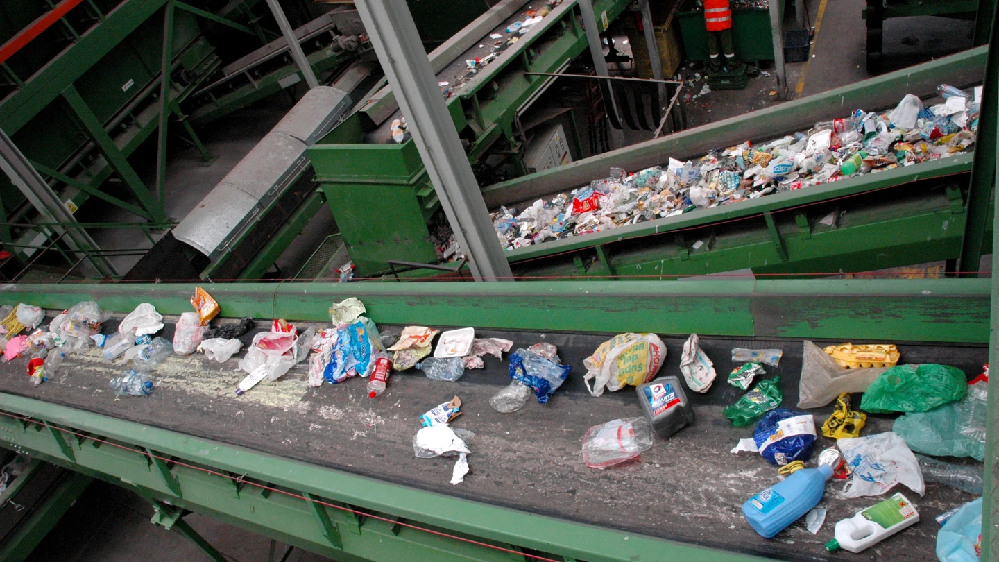 Planta de selección de envases para su posterior reciclaje. Planta de selección de envases