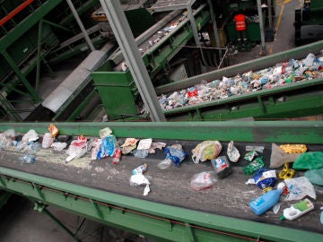 Planta de selección de envases para su posterior reciclaje. Planta de selección de envases para su posterior reciclaje.