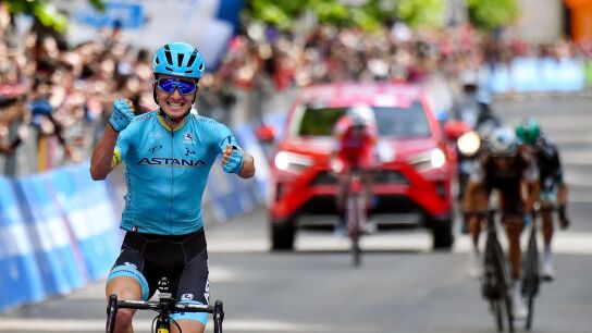 Pello Bilbao celebra su triunfo en la etapa