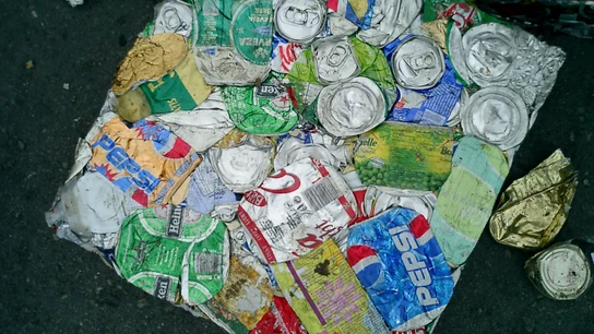 Balas de latas de una planta de reciclaje. Balas de latas de una planta de reciclaje.