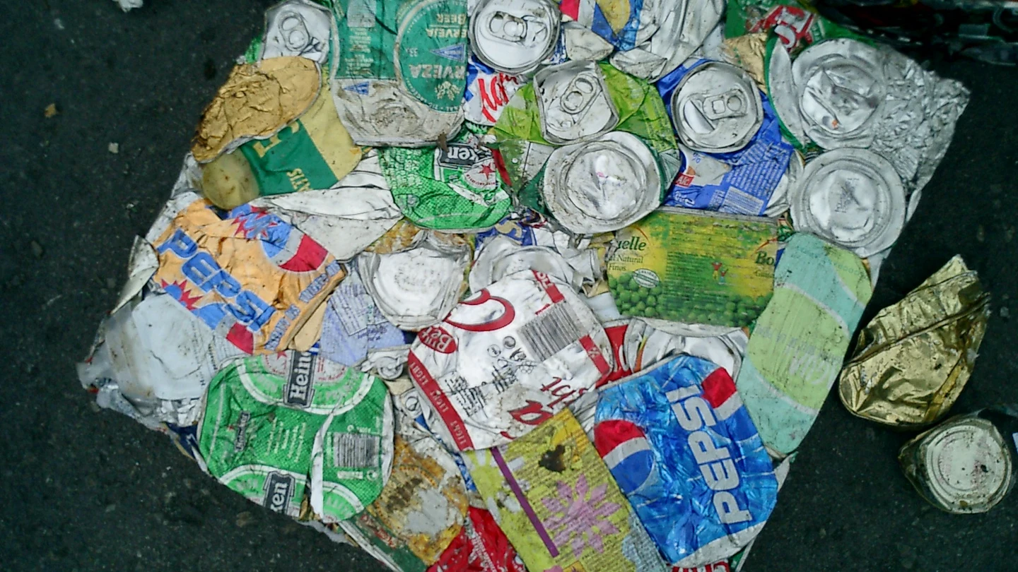 Balas de latas de una planta de reciclaje. Balas de latas de una planta de reciclaje.