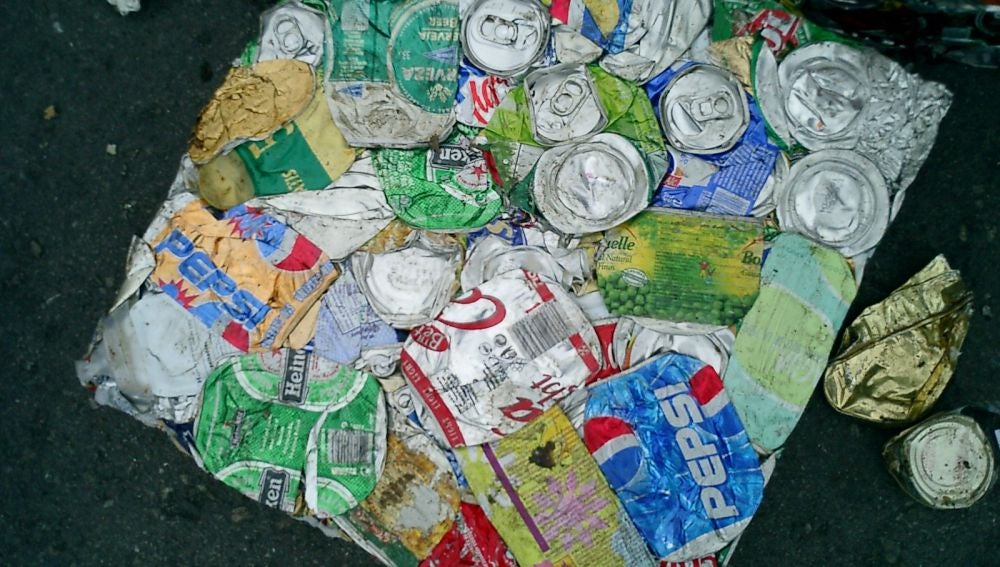 Balas de latas de una planta de reciclaje.