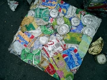 Balas de latas de una planta de reciclaje. Balas de latas de una planta de reciclaje.